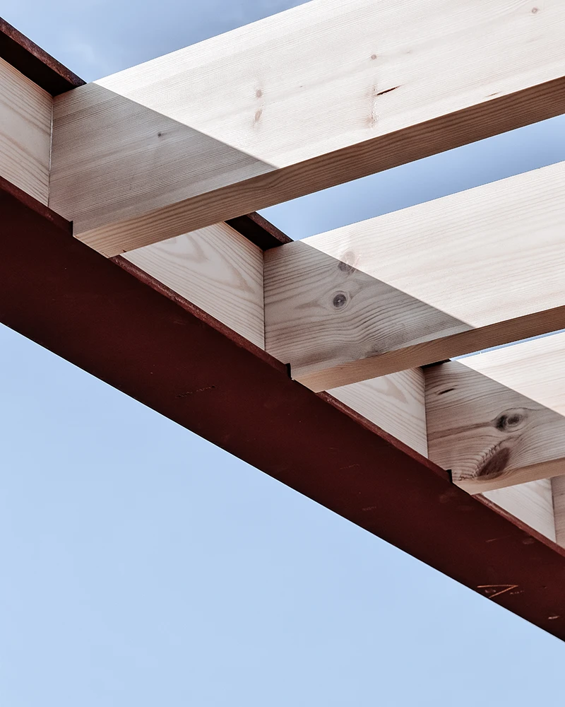 Détail d’une structure architecturale en poutres de bois et d’acier